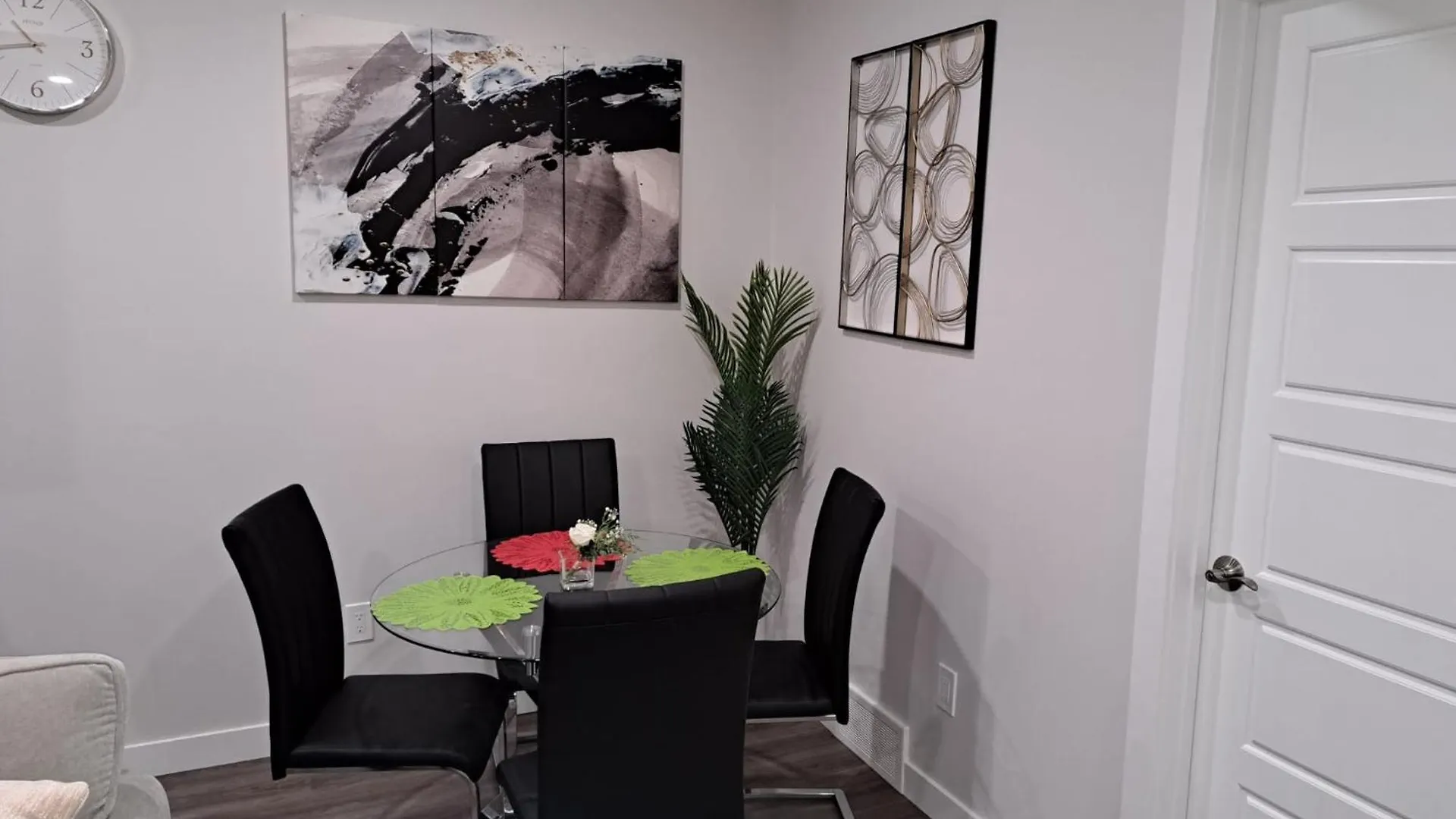 Cozy 2 Bedroom Walkout Basement 卡加利 公寓